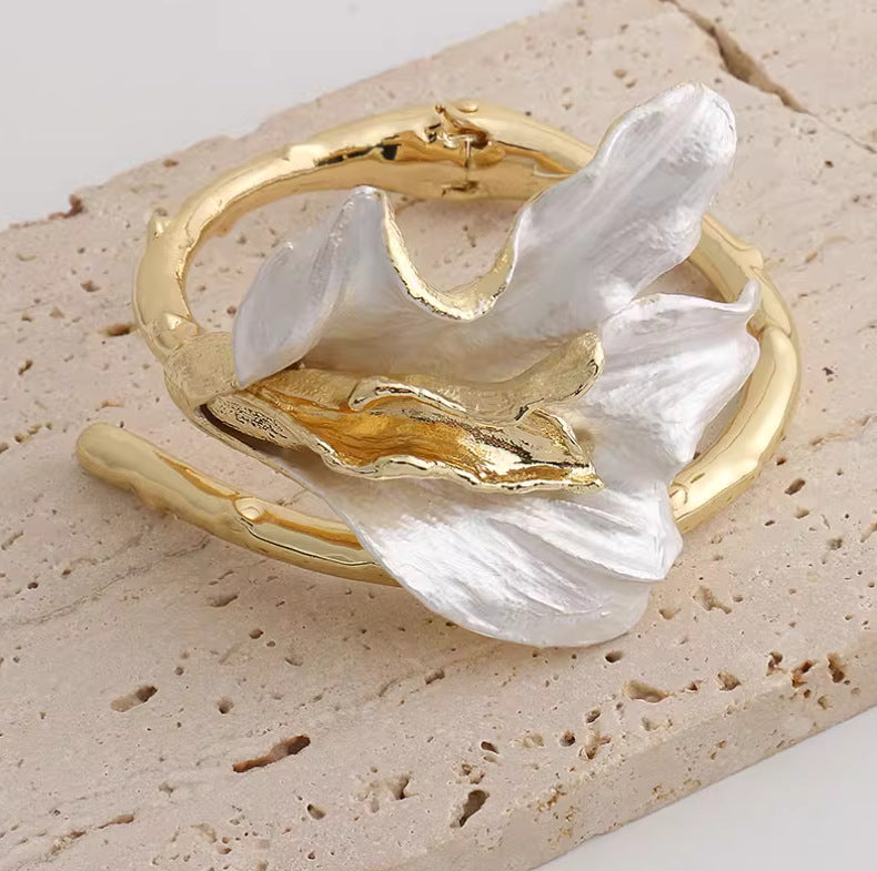 Metal Horseshoe Bellflower Flower Open Bracelet