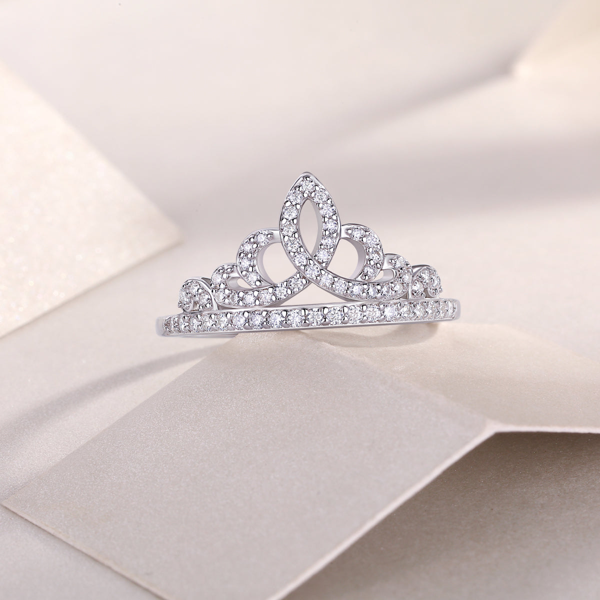 A Lively Summer Romance - A Crown Ring Set With Top-quality Moissanite S925 Silver And Platinum-plated Diamond Can Be Tested With A Diamond Pen. The Ring Is In Gold And Rose Gold