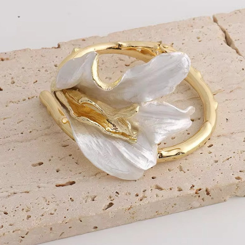 Metal Horseshoe Bellflower Flower Open Bracelet
