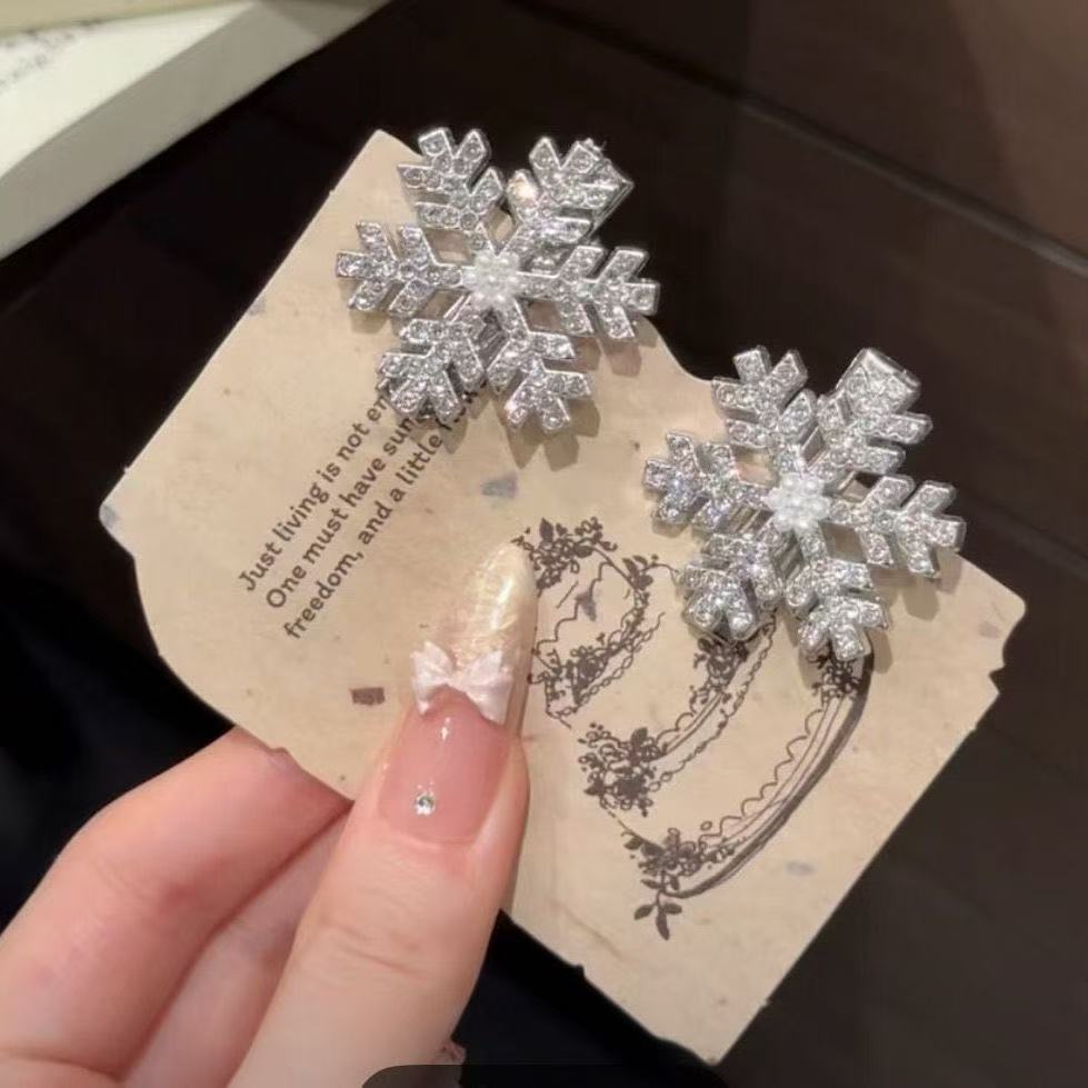 Women's Versatile Christmas White Pom-pom Snowflake Hair Clip