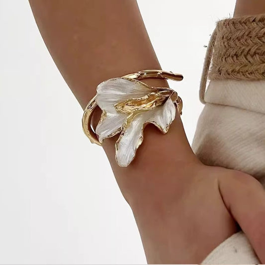 Metal Horseshoe Bellflower Flower Open Bracelet