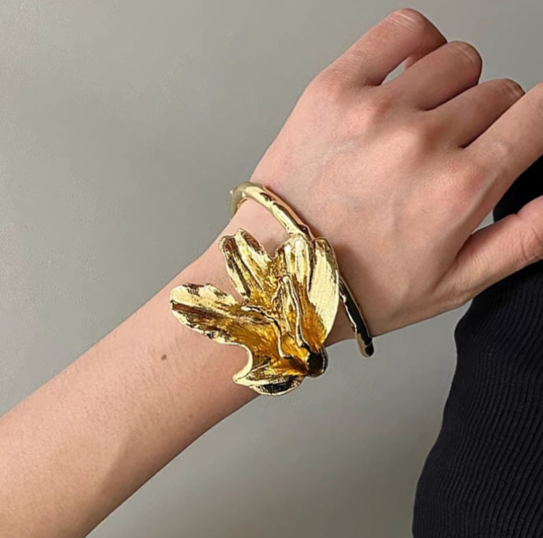Metal Horseshoe Bellflower Flower Open Bracelet