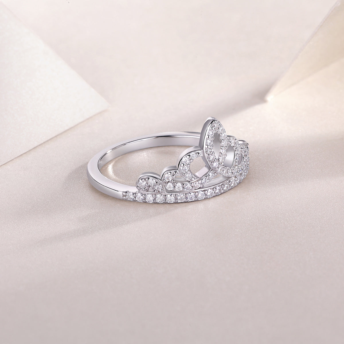 A Lively Summer Romance - A Crown Ring Set With Top-quality Moissanite S925 Silver And Platinum-plated Diamond Can Be Tested With A Diamond Pen. The Ring Is In Gold And Rose Gold
